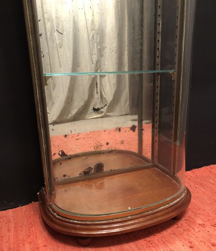 Grande vitrine ancienne de magasin de luxe.(réservée CP)