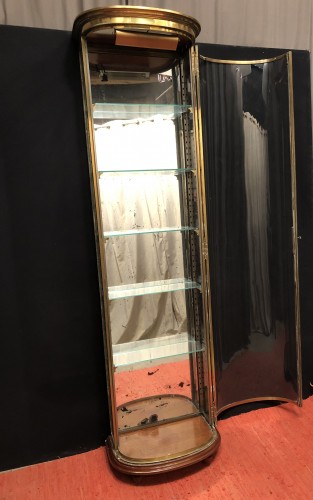 Grande vitrine ancienne de magasin de luxe.(réservée CP)