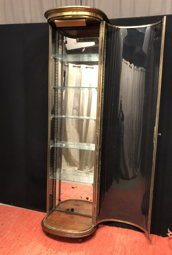 Grande vitrine ancienne de magasin de luxe.(réservée CP)