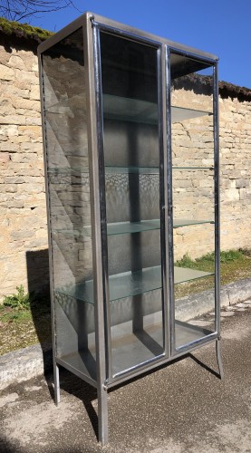 Ancienne vitrine de médecin.