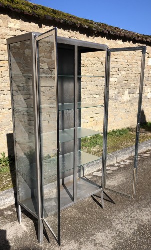 Ancienne vitrine de médecin.