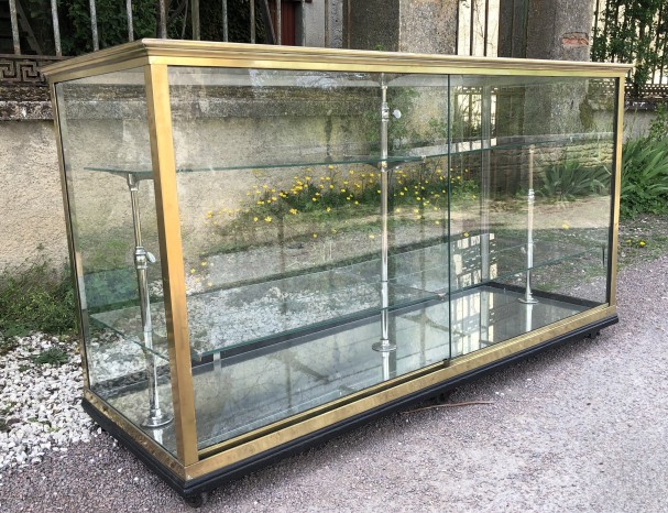 Ancien meuble comptoir vitrine de magasin.