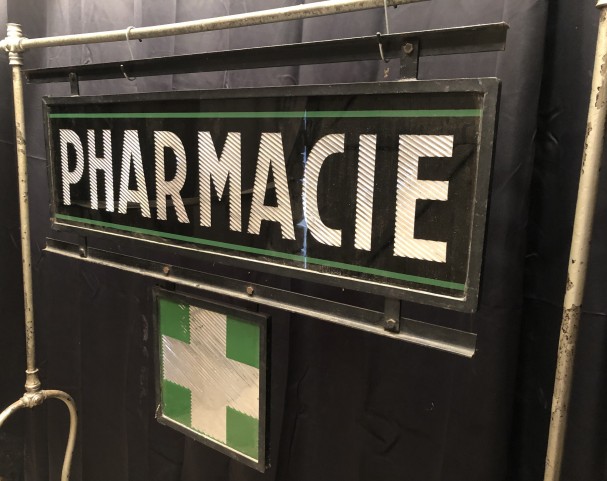 Ancienne enseigne de pharmacie.