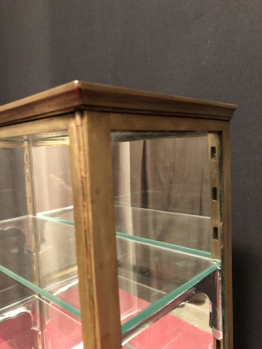 Ancienne petite vitrine murale.