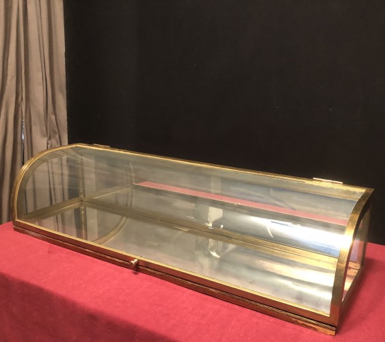 Ancienne petite vitrine de comptoir de magasin.