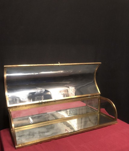Ancienne petite vitrine de comptoir de magasin.