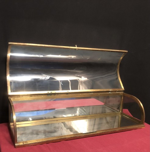 Ancienne petite vitrine de comptoir de magasin.