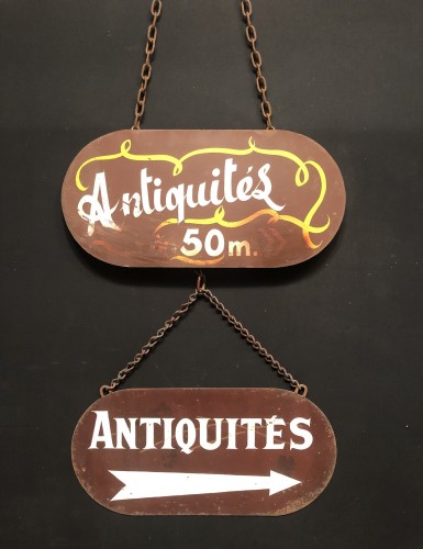 Anciennes enseignes de magasin d'antiquités.