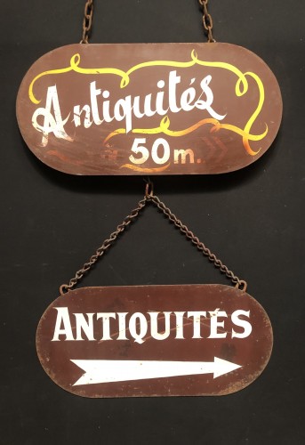 Anciennes enseignes de magasin d'antiquités.