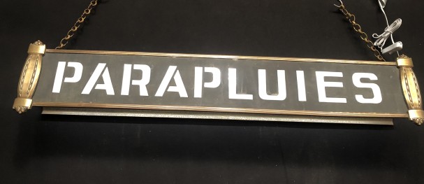 Ancienne enseigne de magasin de parapluies.