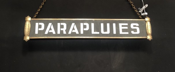 Ancienne enseigne de magasin de parapluies.