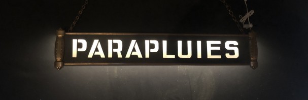 Ancienne enseigne de magasin de parapluies.