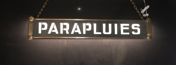 Ancienne enseigne de magasin de parapluies.