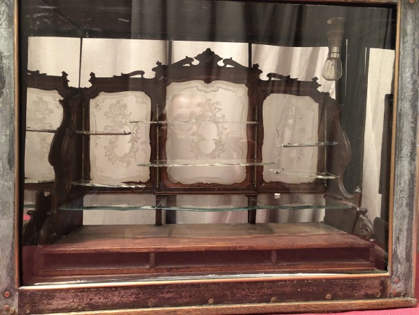 Ancienne vitrine miniature de bijouterie.