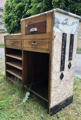 Ancien meuble de caisse et de présentation de magasin.