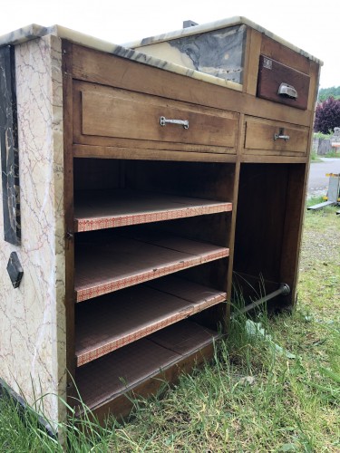 Ancien meuble de caisse et de présentation de magasin.