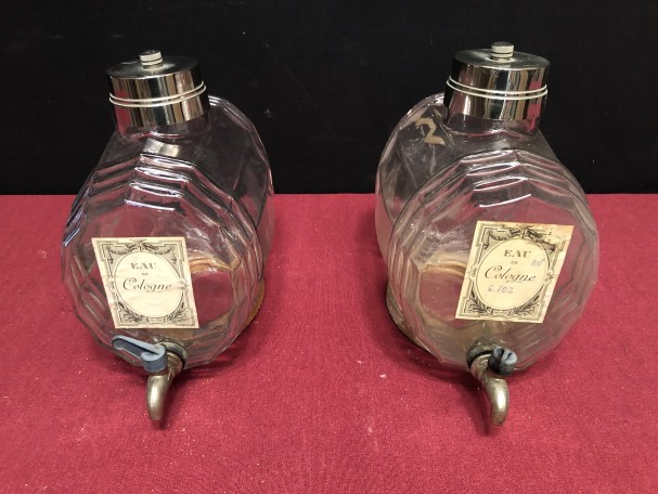 Deux anciens tonnelets à parfum de magasin.