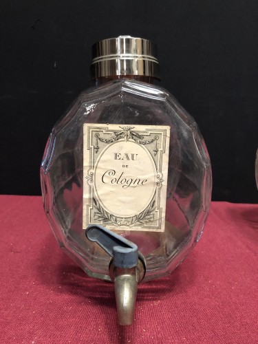 Deux anciens tonnelets à parfum de magasin.