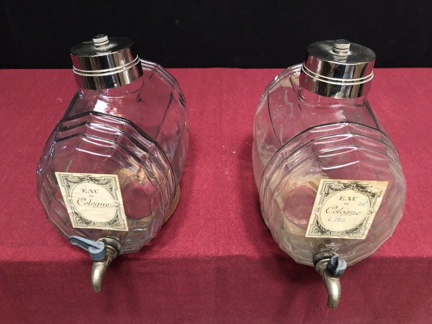 Deux anciens tonnelets à parfum de magasin.