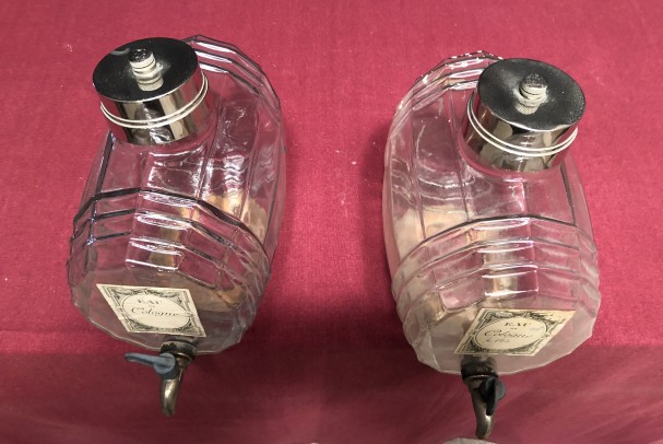 Deux anciens tonnelets à parfum de magasin.