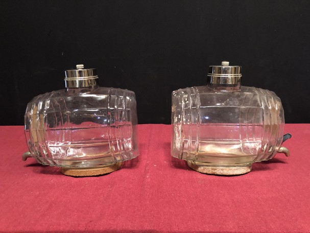 Deux anciens tonnelets à parfum de magasin.