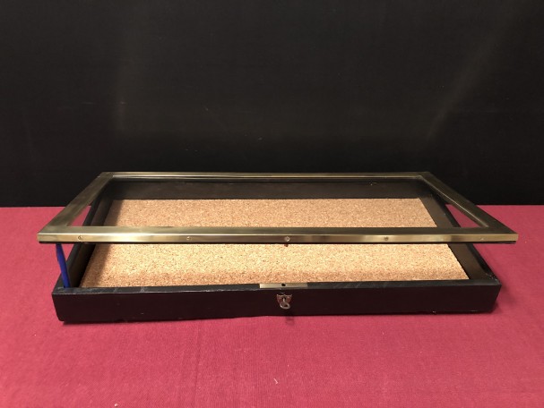 Ancienne vitrine plate de magasin.(vendu)