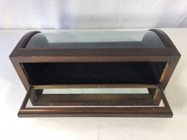 Ancienne petite vitrine de magasin.(réservée)