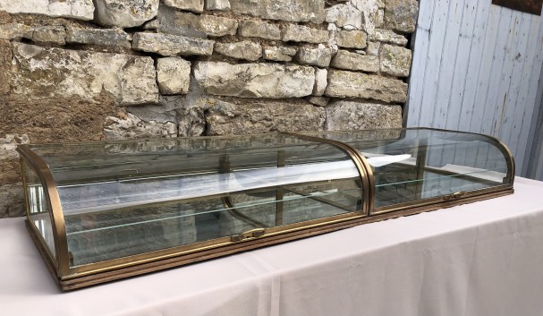 Ancienne grande double vitrine de magasin.(réservée)