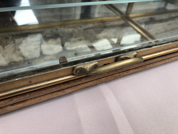 Ancienne grande double vitrine de magasin.(réservée)