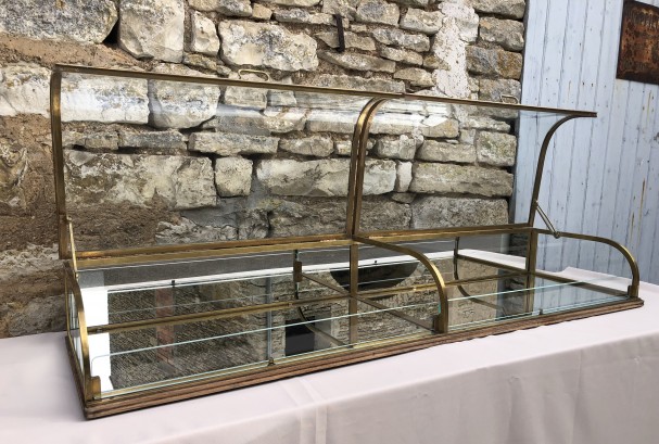 Ancienne grande double vitrine de magasin.(réservée)