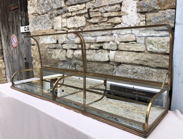 Ancienne grande double vitrine de magasin.(réservée)