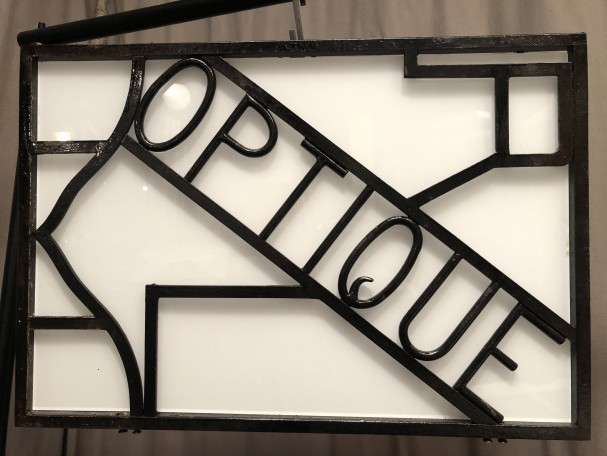 Ancienne enseigne d'opticien, magasin d'optique.