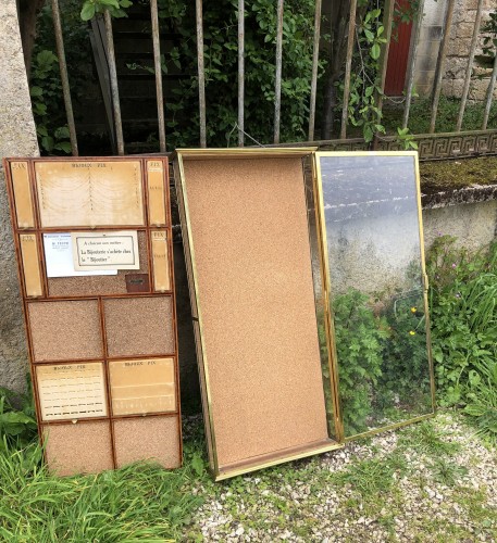 Ancienne vitrine murale de bijoutier.