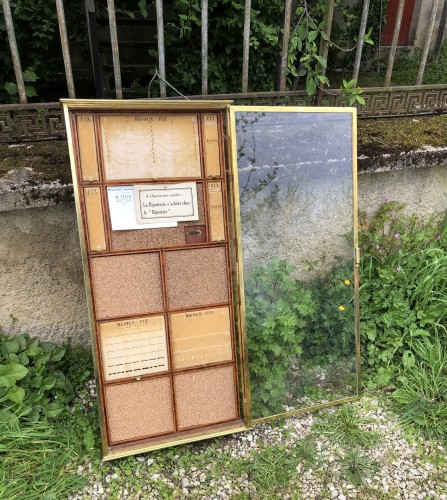 Ancienne vitrine murale de bijoutier.