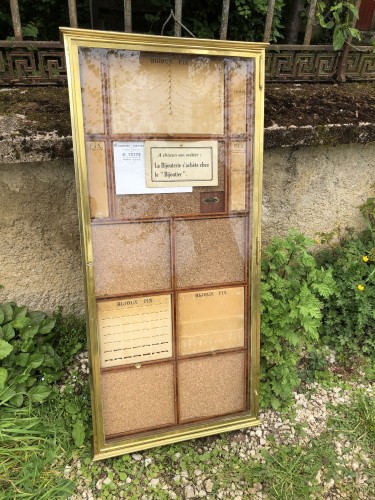 Ancienne vitrine murale de bijoutier.