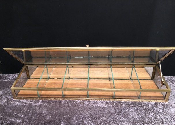 Ancienne vitrine de confiseur, Siégel.