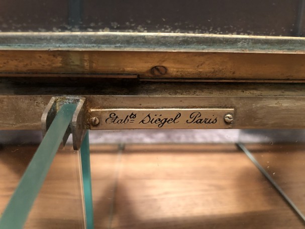 Ancienne vitrine de confiseur, Siégel.
