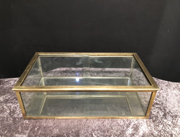 Ancienne vitrine de comptoir de magasin.