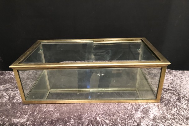 Ancienne vitrine de comptoir de magasin.