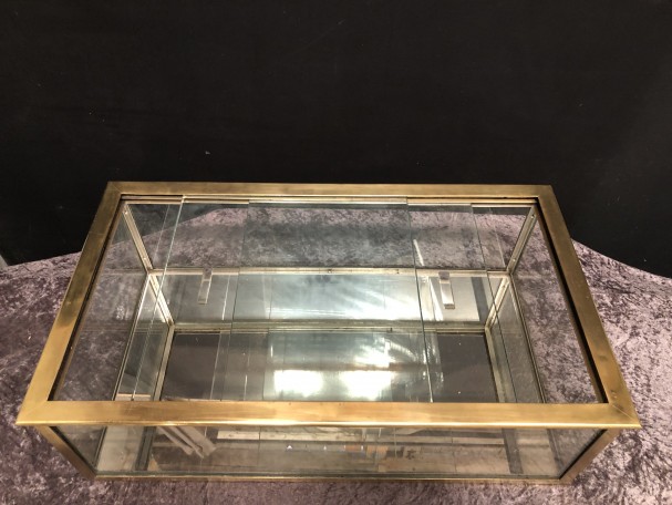 Ancienne vitrine de comptoir de magasin.