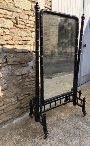 Ancien miroir psyché de magasin.