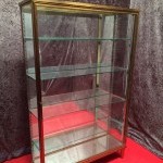 Ancienne vitrine sur pied