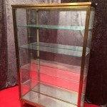 Ancienne vitrine sur pied