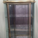 Grande ancienne vitrine d'hôtel .