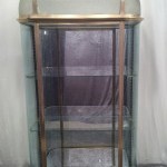 Grande ancienne vitrine d'hôtel .