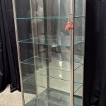 Ancienne vitrine de magasion sur pied.