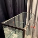 Ancienne vitrine de magasion sur pied.