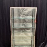 Ancienne vitrine de magasion sur pied.