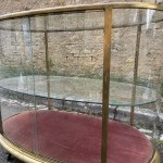 Ancienne vitrine de milieu, comptoir de magasin.