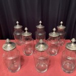 Suite de huit flacons, bocaux de confiserie.